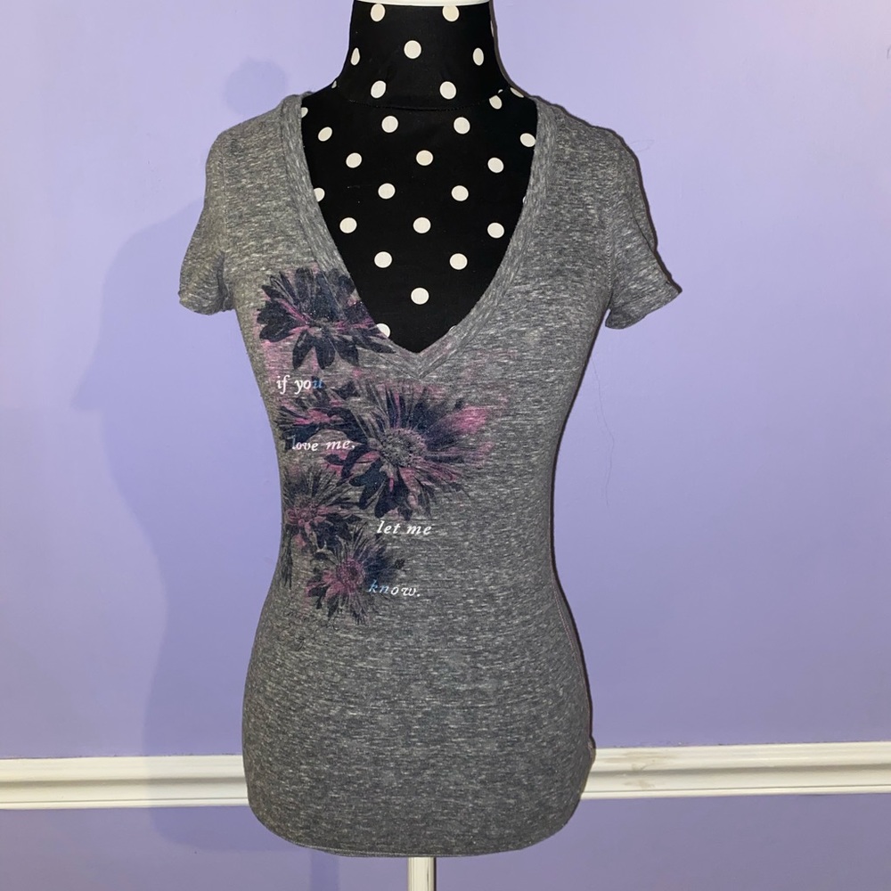 American Eagle Vneck T-shirt